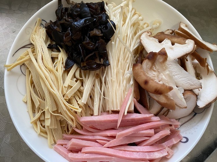 Image of Prepare e lave os ingredientes, fatie os cogumelos shiitake, enxaguar...