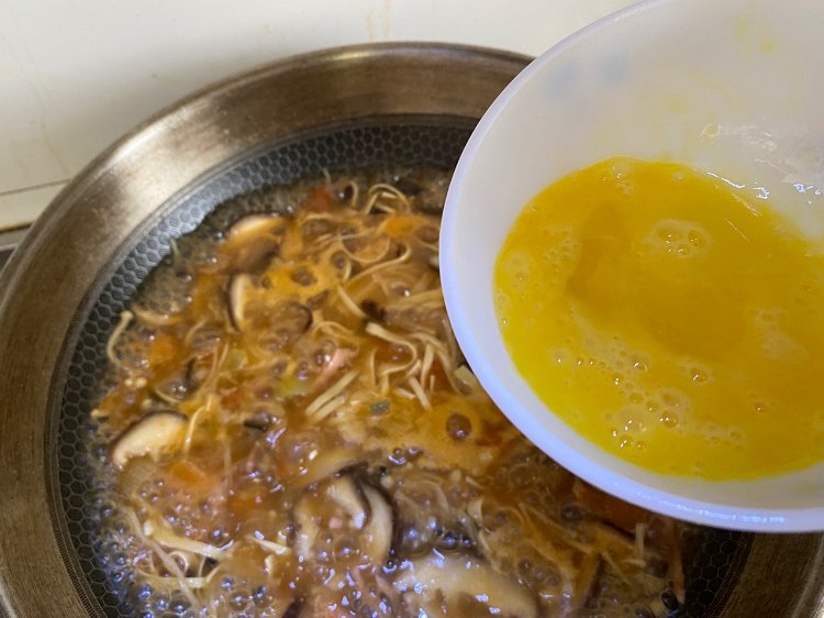Image of Quando a sopa voltar a ferver, colocar os ovos batidos.