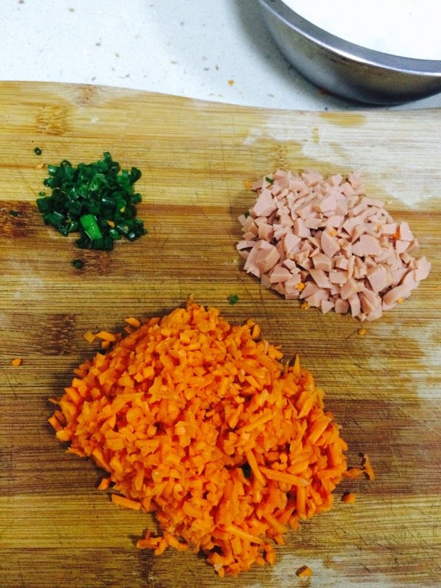 Image of Corte as cenouras, a carne e o cebolinho, respectivamente.
