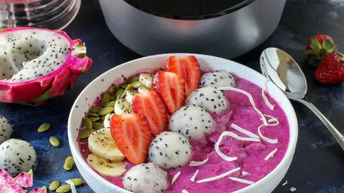 Image of Pitaya (dragon fruit) smoothie bowl
