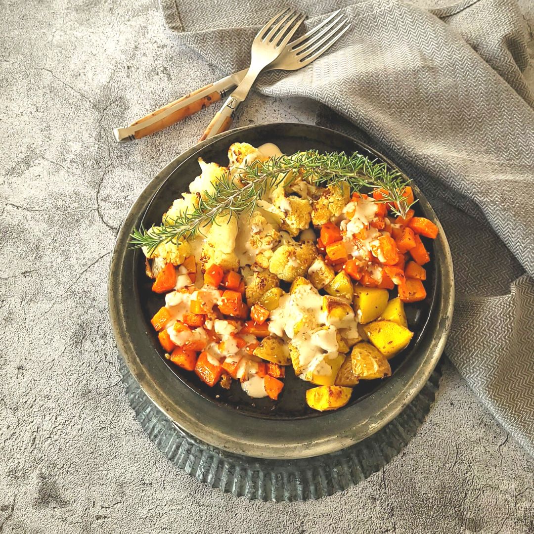 Wintergemüse aus dem Ofen mit Tahinisauce & Datteln, vegan & fein