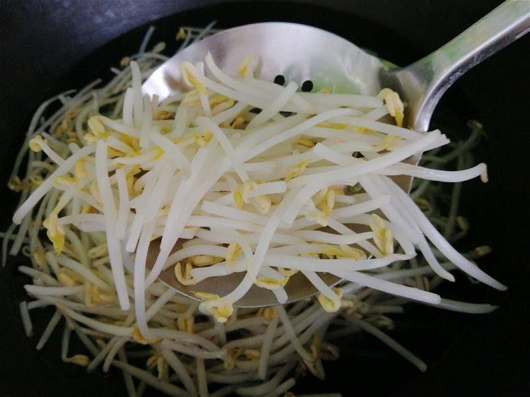 Image of Corte o cebolinho chinês em pedaços pequenos e picar os...