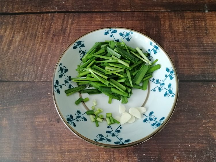 Image of Coloque um fio de óleo na frigideira, é um prato...
