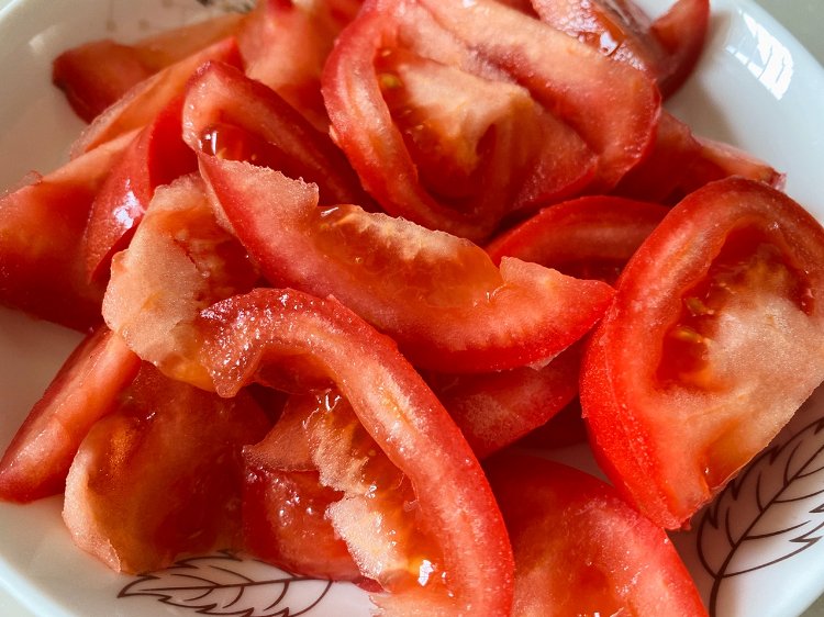 Image of Prepare e lave todos os ingredientes necessários. Lave os tomates...