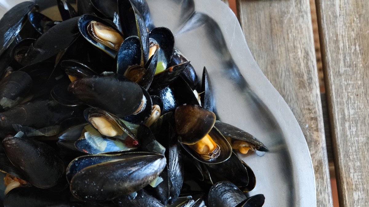 Moules infusées à l'ail et aux piments fumés