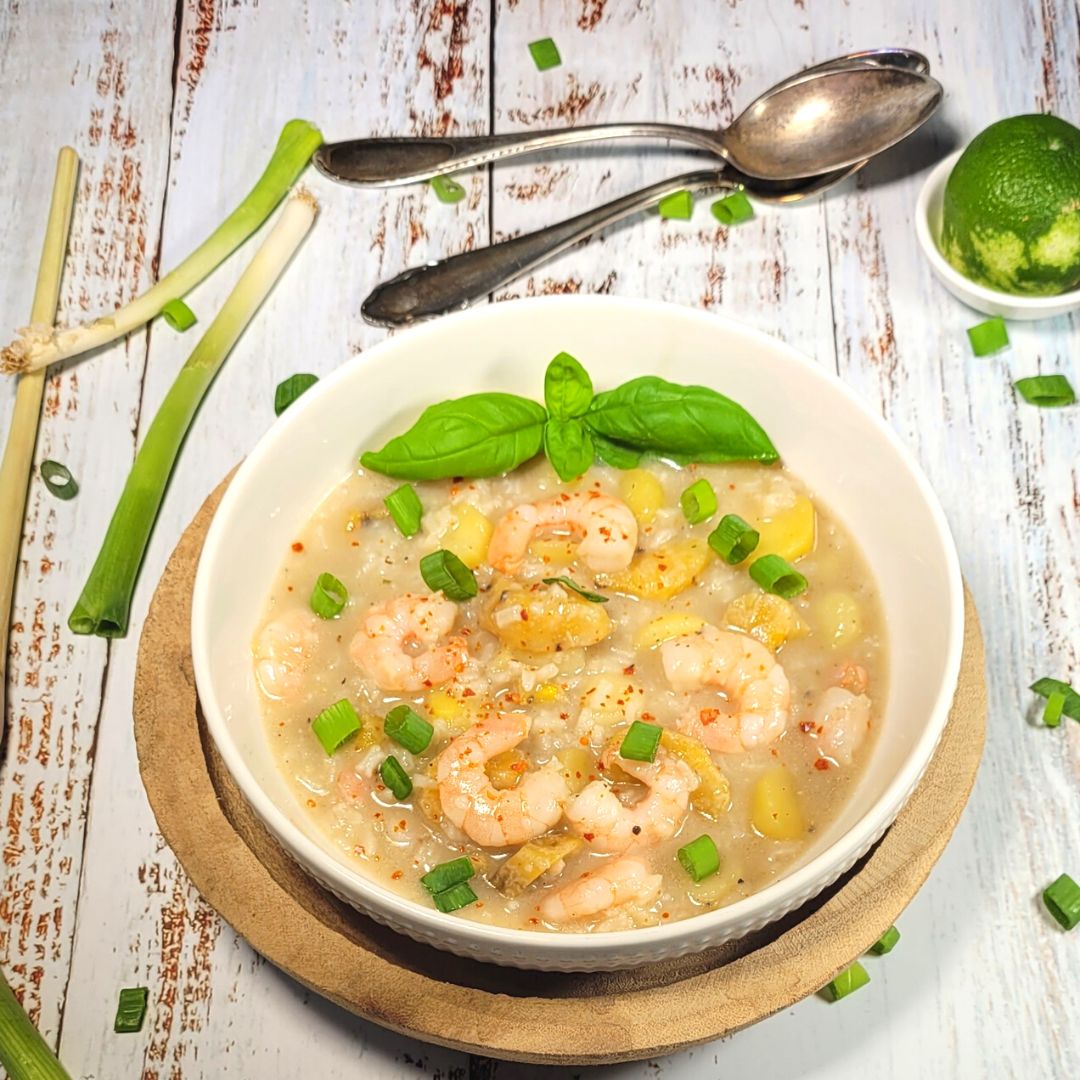 Kreolischer One-Pot mit Garnelen, Kochbananen & Kokosmilch