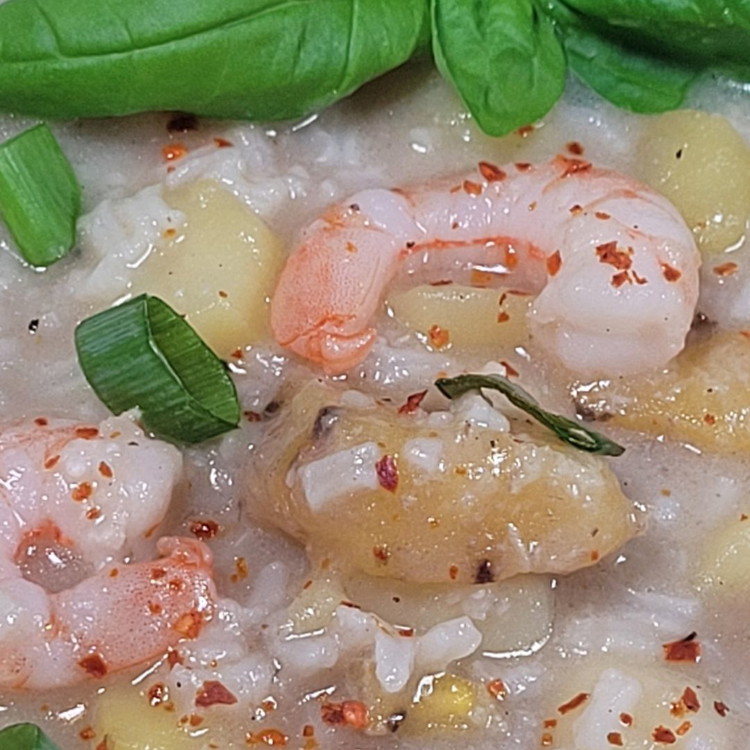 Image of In Bowls anrichten und mit Basilikumblättern dekorieren.