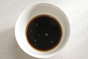 Image of Pegue numa tigela e adicione óleo de sésamo, sal, molho...