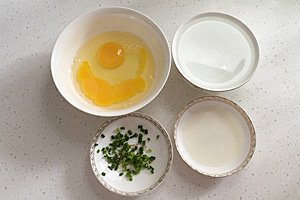 Image of Bata os ovos em uma tigela e pique as cebolinhas...