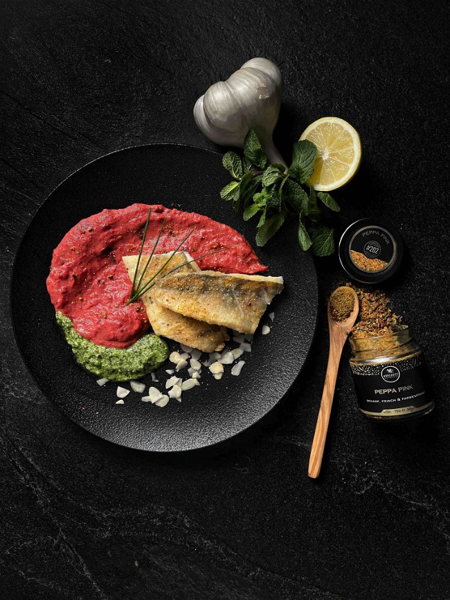 Image of Zander Filet mit Rote-Bete-Püree und Minz-Mandel-Pesto