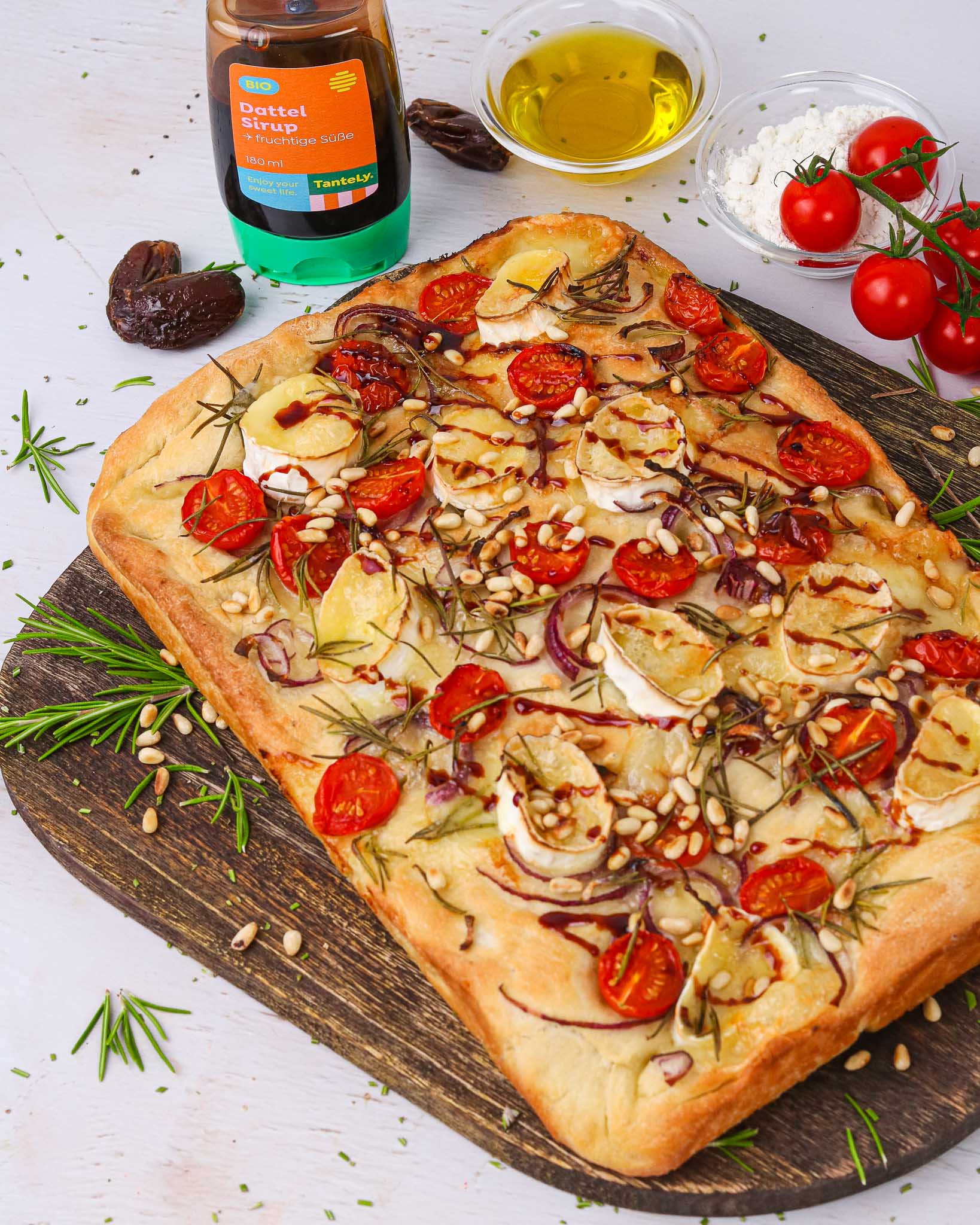 Schnelles Focaccia mit Ziegenkäse, Dattelsirup & Rosmarin – Foodoholic Schnelles Focaccia mit Ziegenkäse, Dattelsirup & Rosmarin – Foodoholic
