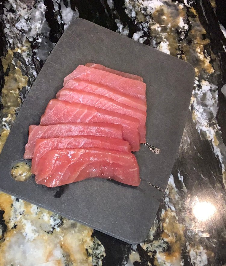 Image of Afþýðið túnfisk steikina og skerið í bita.