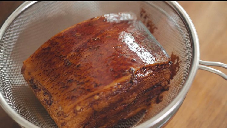Image of Colorir a carne com o molho de soja e esperar...