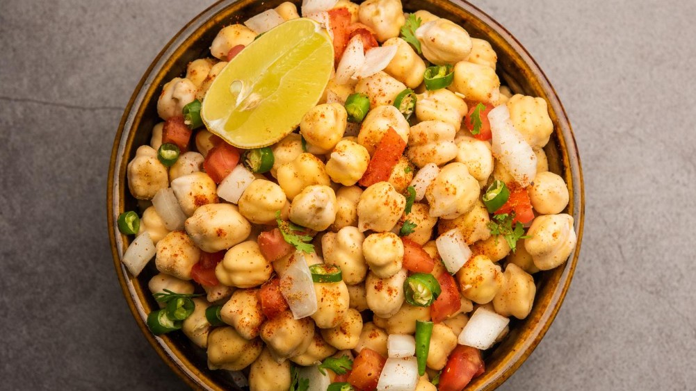 Image of Chickpea salad with red pepper and green chilli 