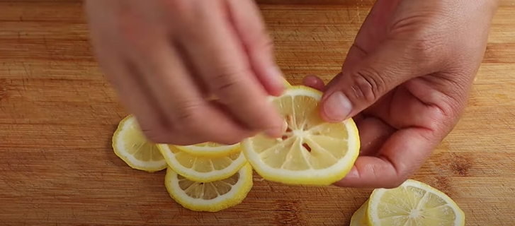 Image of Cortar o limão em cunhas e remover as sementes.