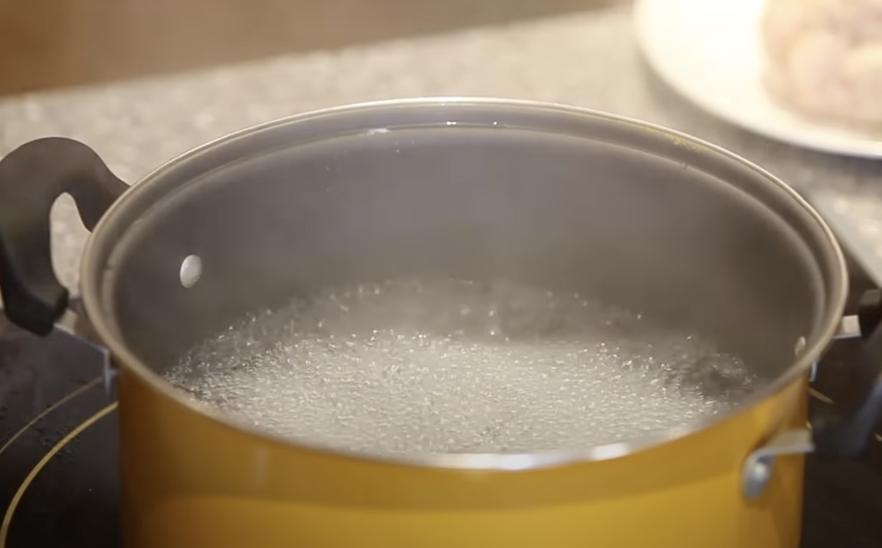 Image of Ferver um pote de água, adicionar um pouco de sal.