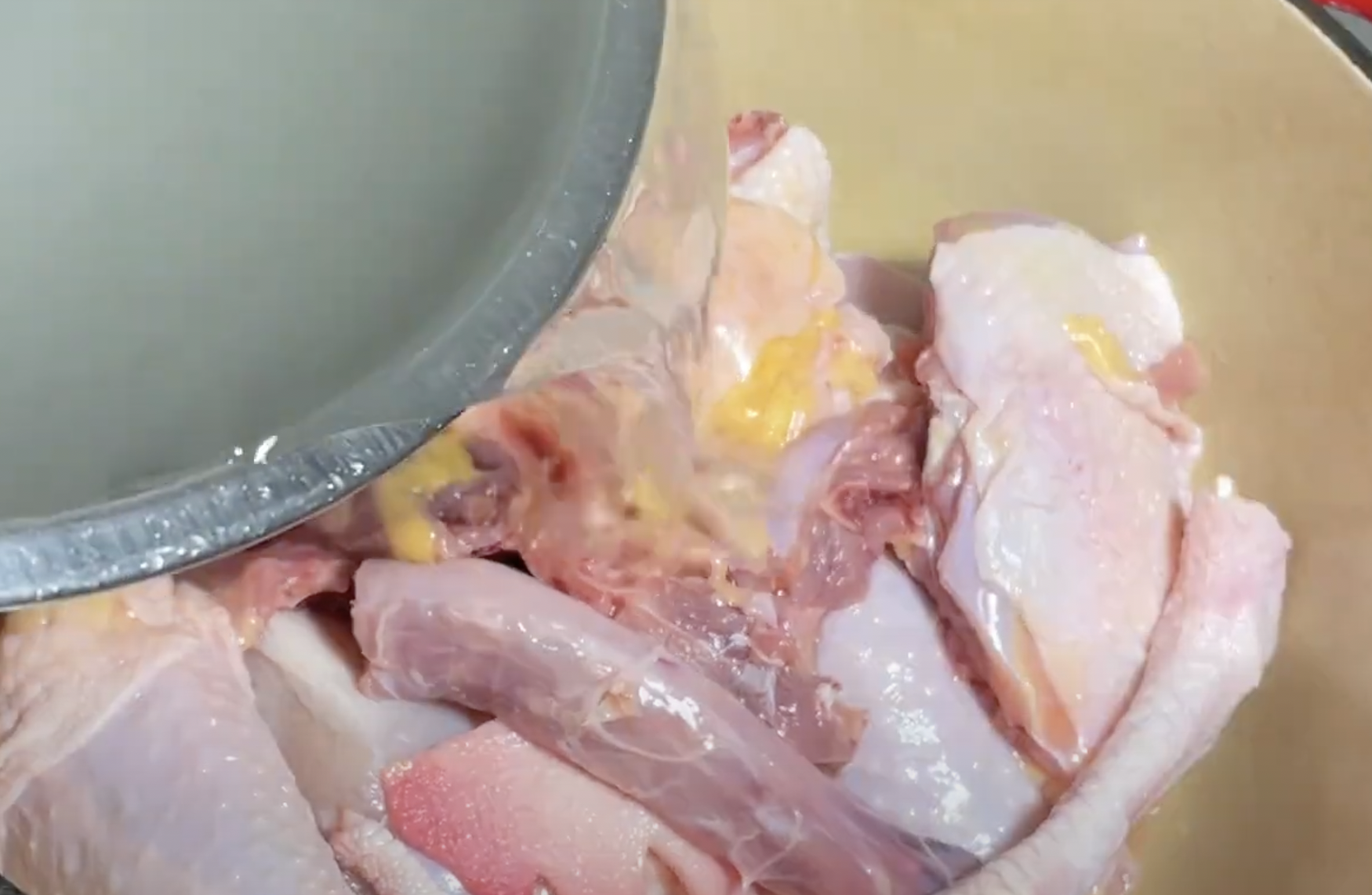 Image of Coloque o frango numa panela, adicione água até ao cobrir...