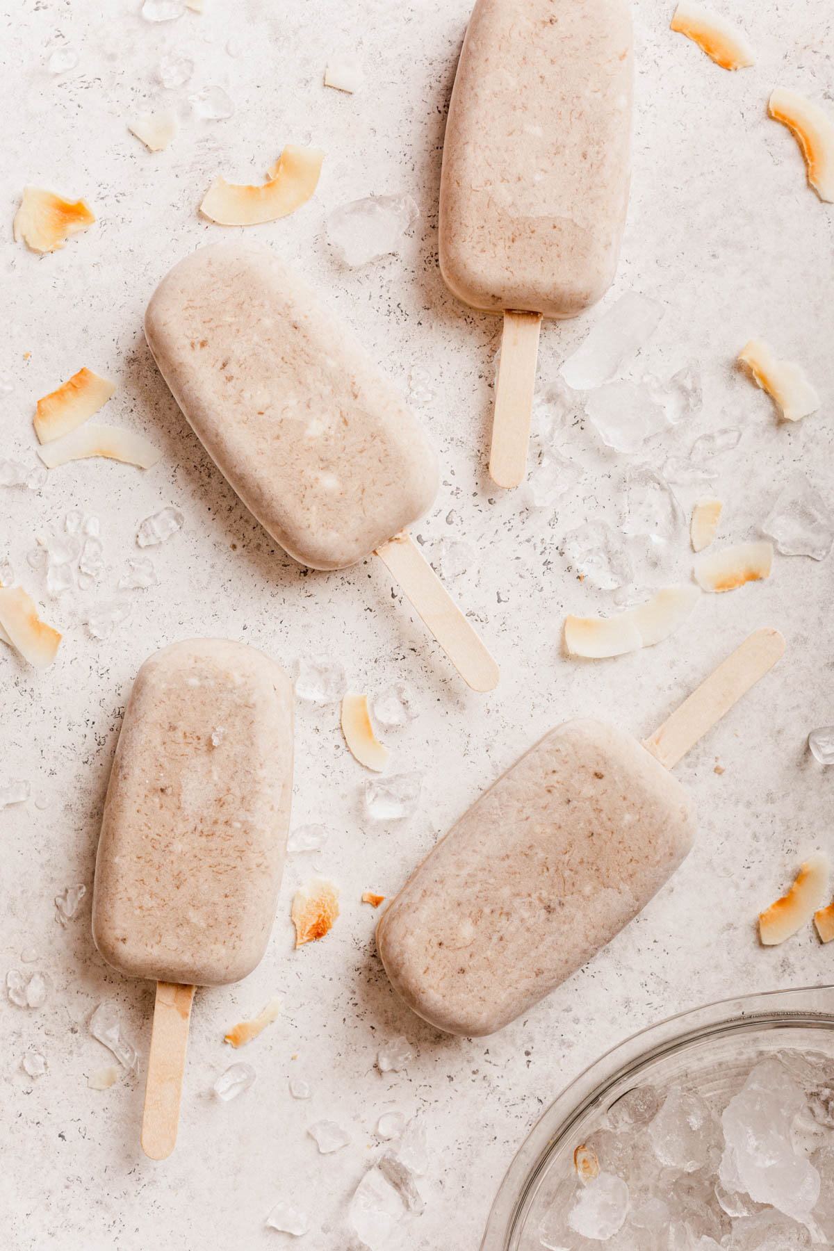 Paletas proteicas de coco y plátano 