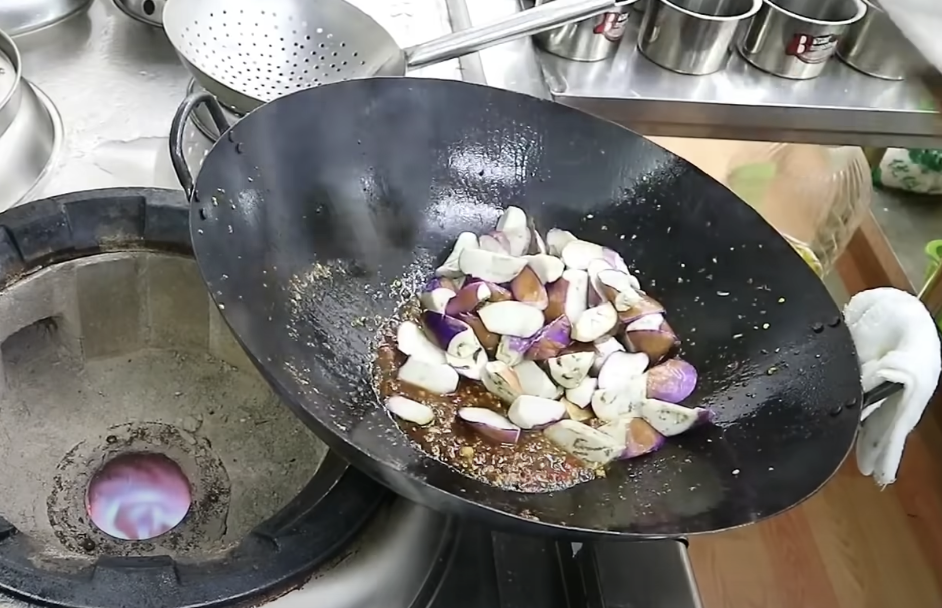 Image of Leve a wok ao fogo alto, acrescente a cebolinha, o...