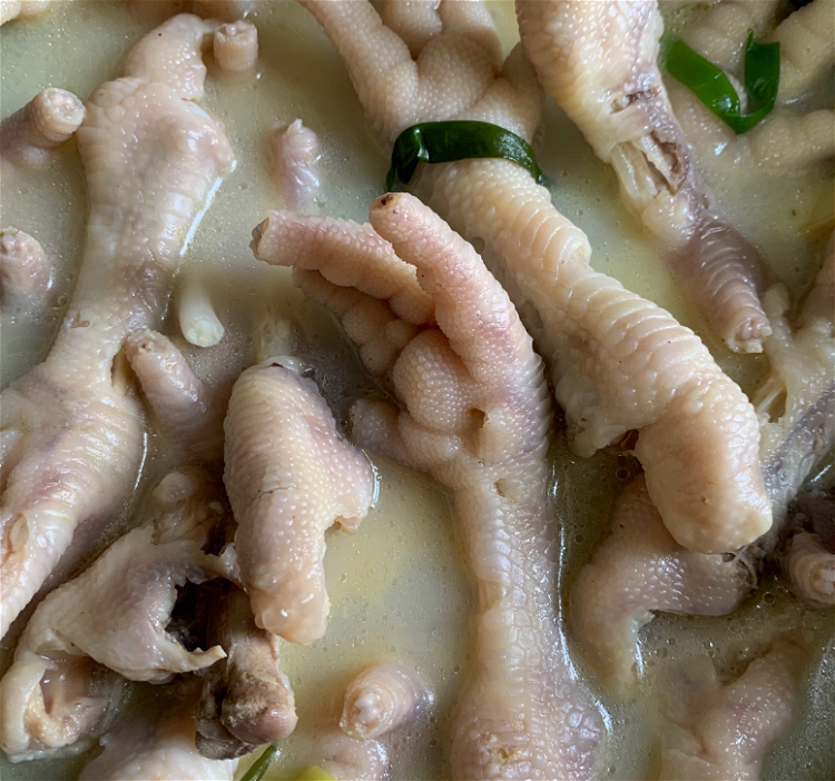 Image of Adicionar as garras de frango à panela de água fria,...