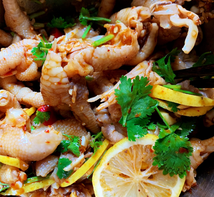 Image of Adicionar as garras de frango e misturar bem.