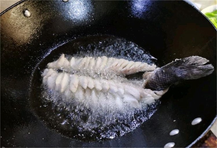 Image of Coloque o óleo na frigideira e aqueça a 50% do...