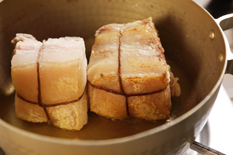 Image of Coloque a carne de porco em uma panela, frite o...