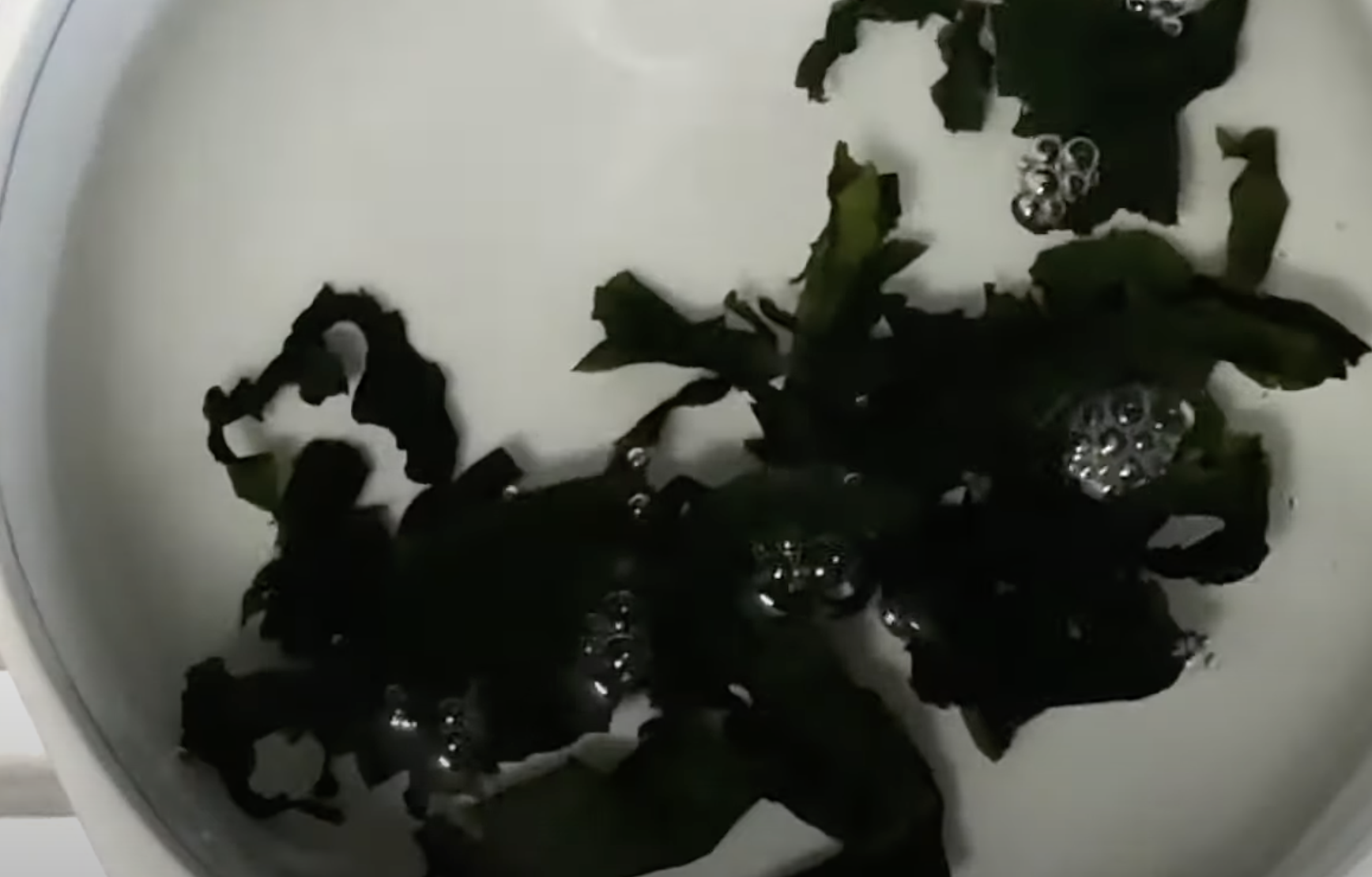 Image of Mergulhar as algas em água fria durante 5 minutos.