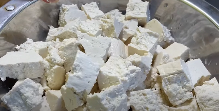 Image of Prepare um pedaço de tofu, quebrando-o em pequenos pedaços com...