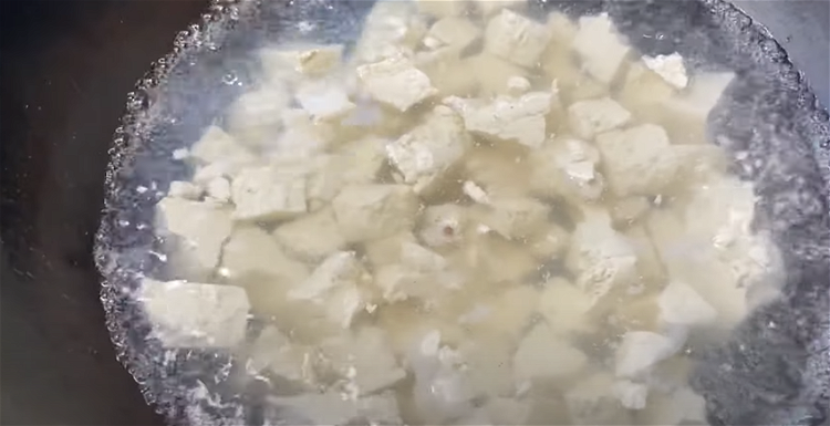 Image of Colocar o tofu numa panela de cozedura e cozinhar durante...