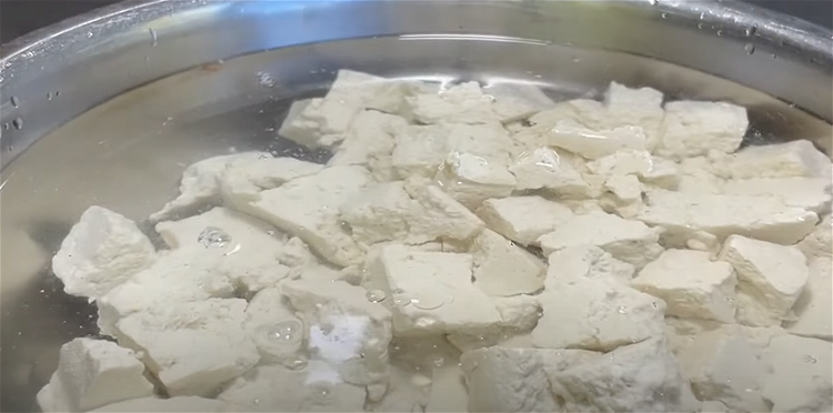 Image of Retire o tofu cozido da panela e coloque em água...