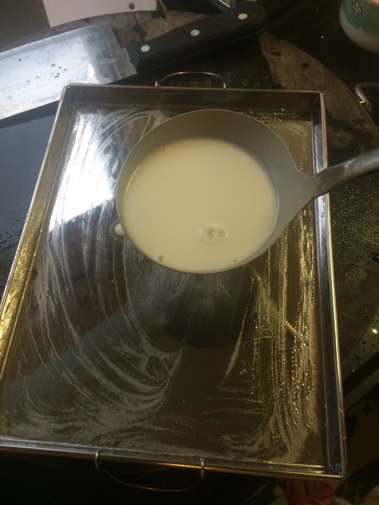 Image of Coloque uma colher de água no prato. (não muito, ou...