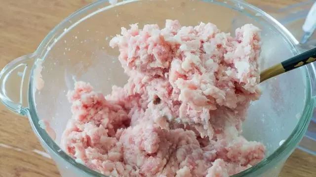Image of Limpe 400 gramas de carne de porco, descasque e corte...
