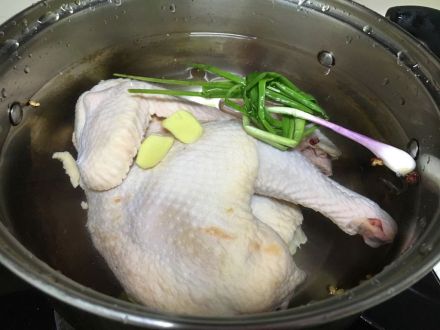 Image of Lave o frango, encha o tacho de sopa com água...