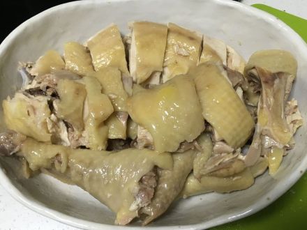 Image of Retire o frango, pique e disponha num prato, reserve.