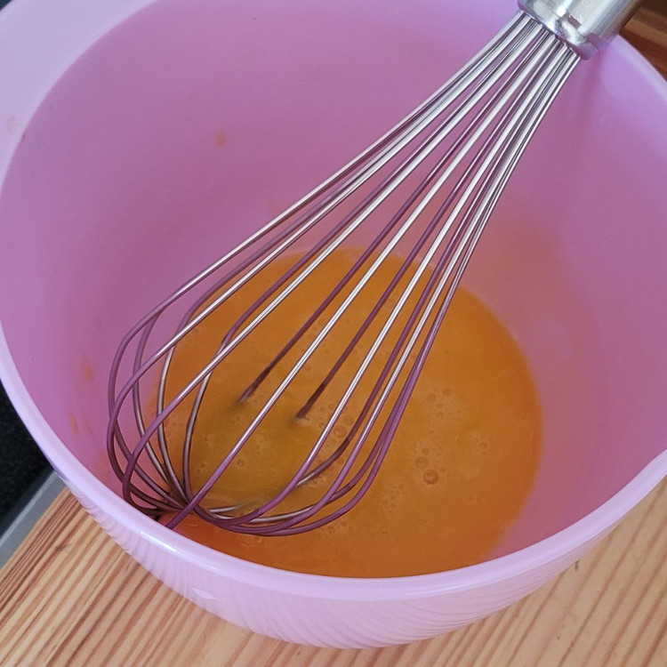 Image of 2 Eigelb in einer Schüssel gut verquirlen