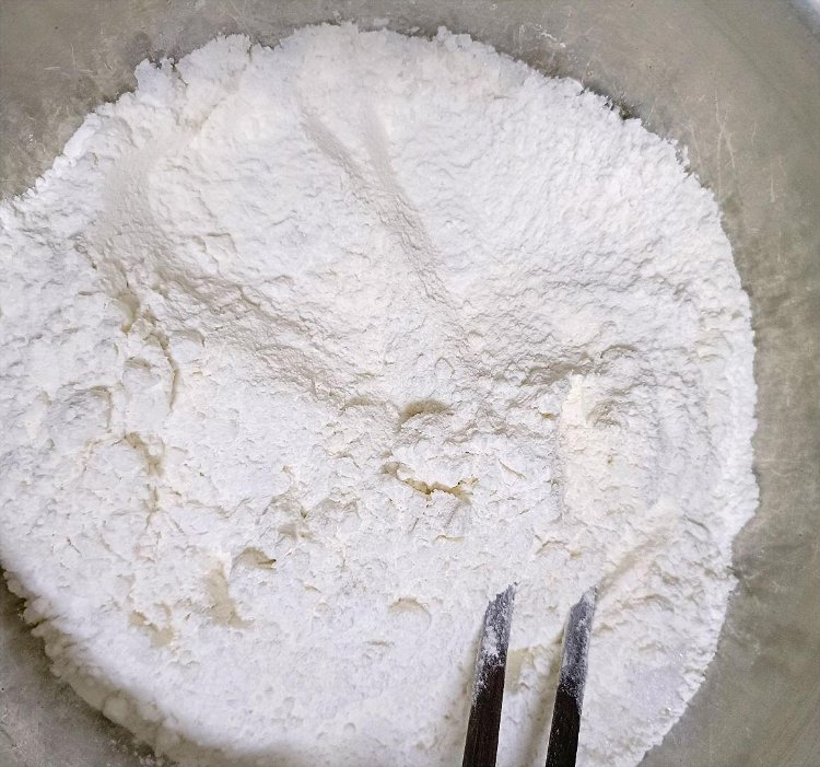 Image of Coloque a farinha, o fermento, o sal, o açúcar numa...