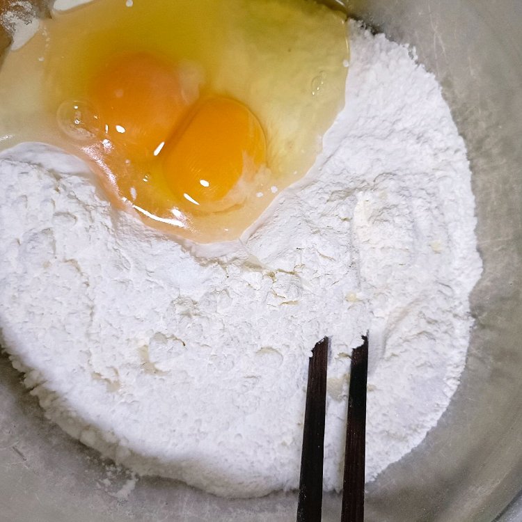 Image of Bata em dois ovos e bata no floc.