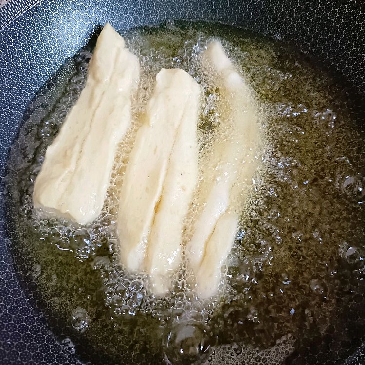 Image of Corte em tiras pequenas, pressione duas com pauzinhos, aqueça as...