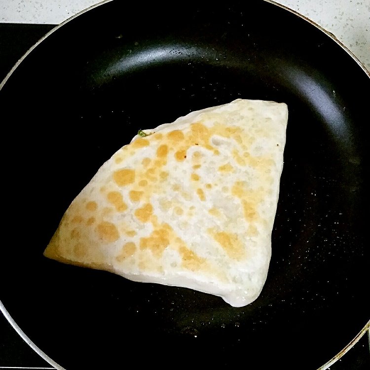 Image of Deixe o bolo ficar amarelado de um lado, virá-lo e...