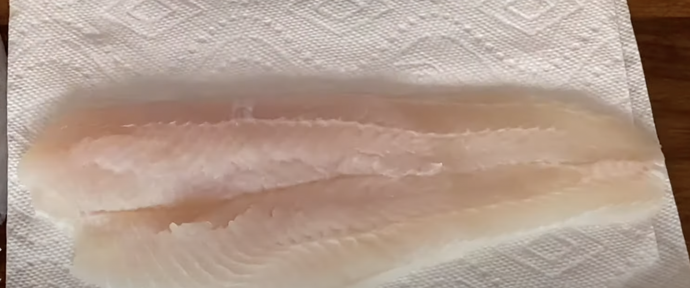 Image of secar os filetes de linguado com papel de cozinha