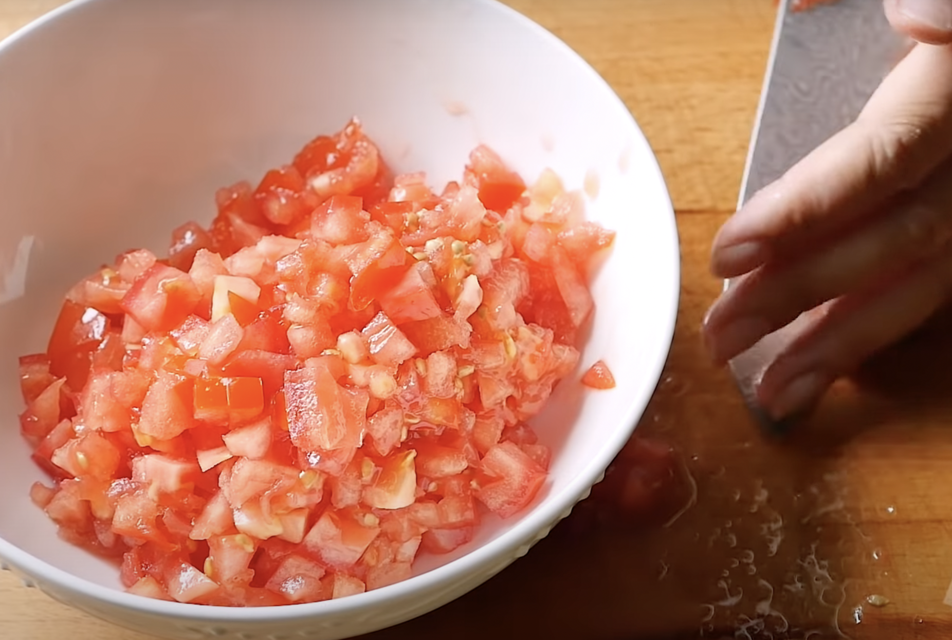 Image of cortar o tomate em cubinho e colocar numa tigela