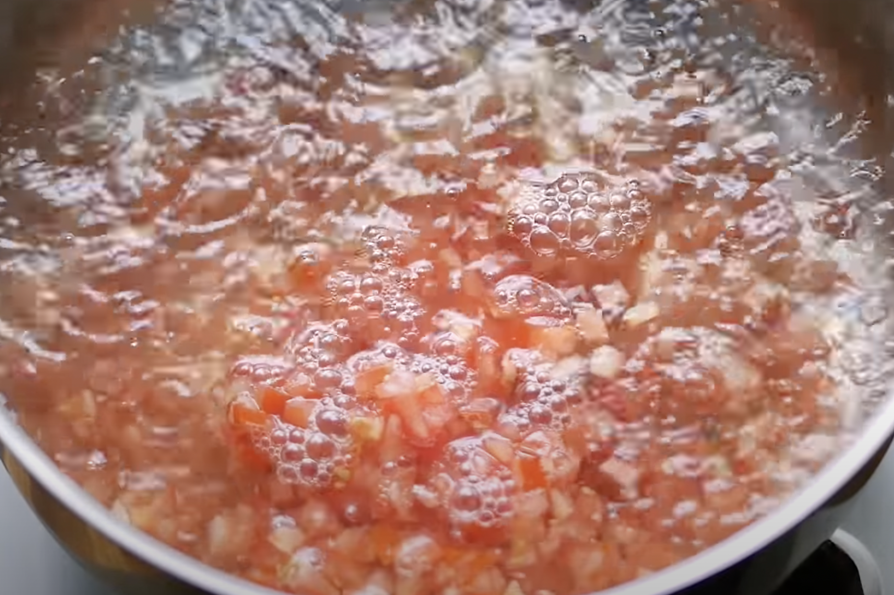 Image of Colocar os tomates picados na água fervente e cozinhar por...