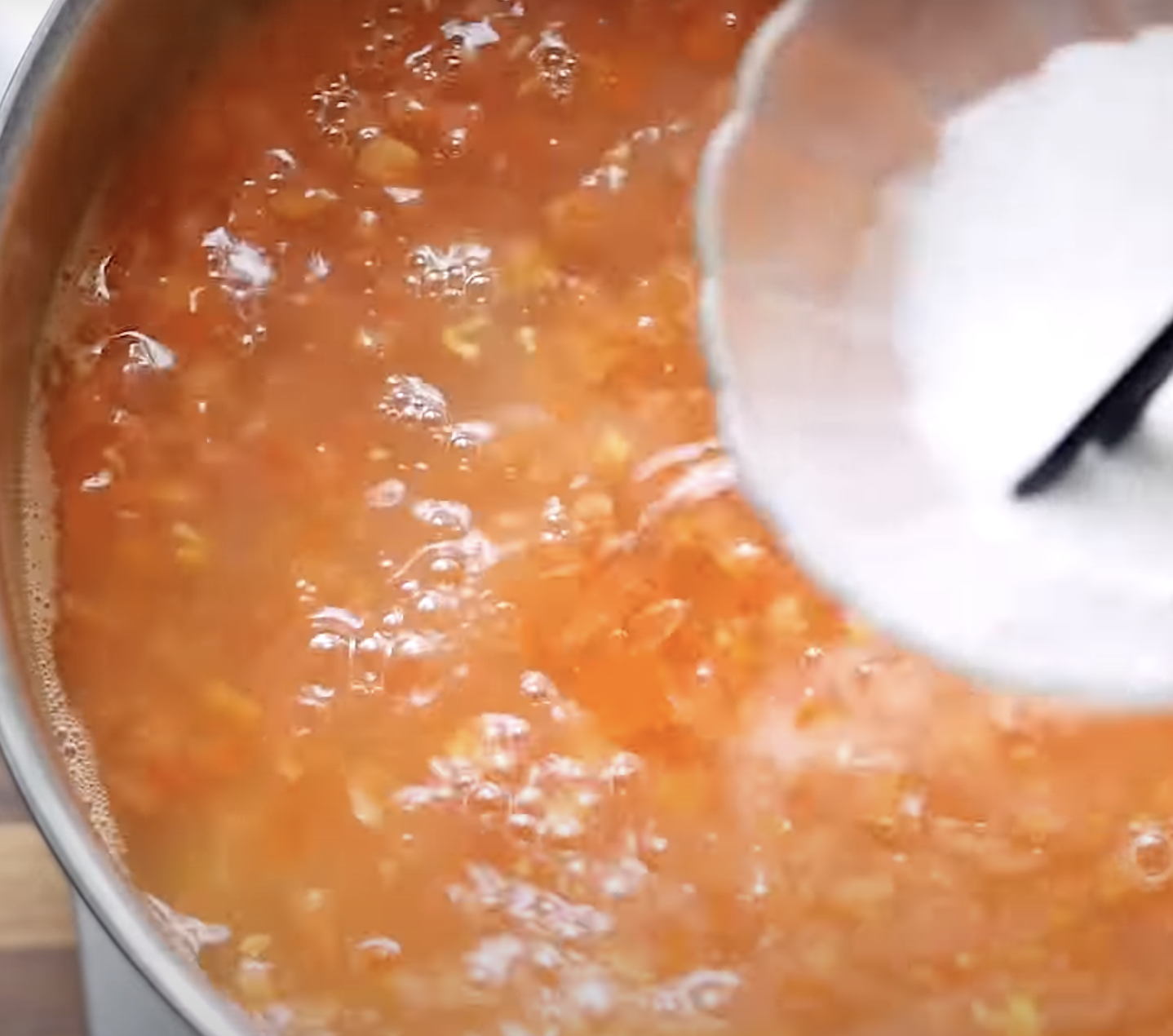 Image of Despejar a fécula de milho batida no wok e continuar...