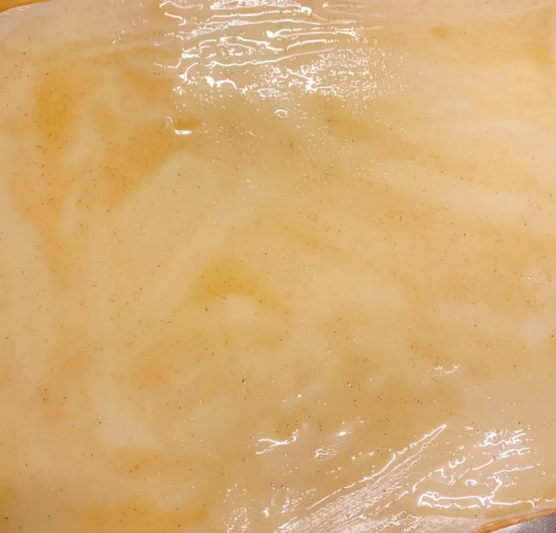 Image of Espalhe a mistura de óleo e farinha uniformemente na superfície...