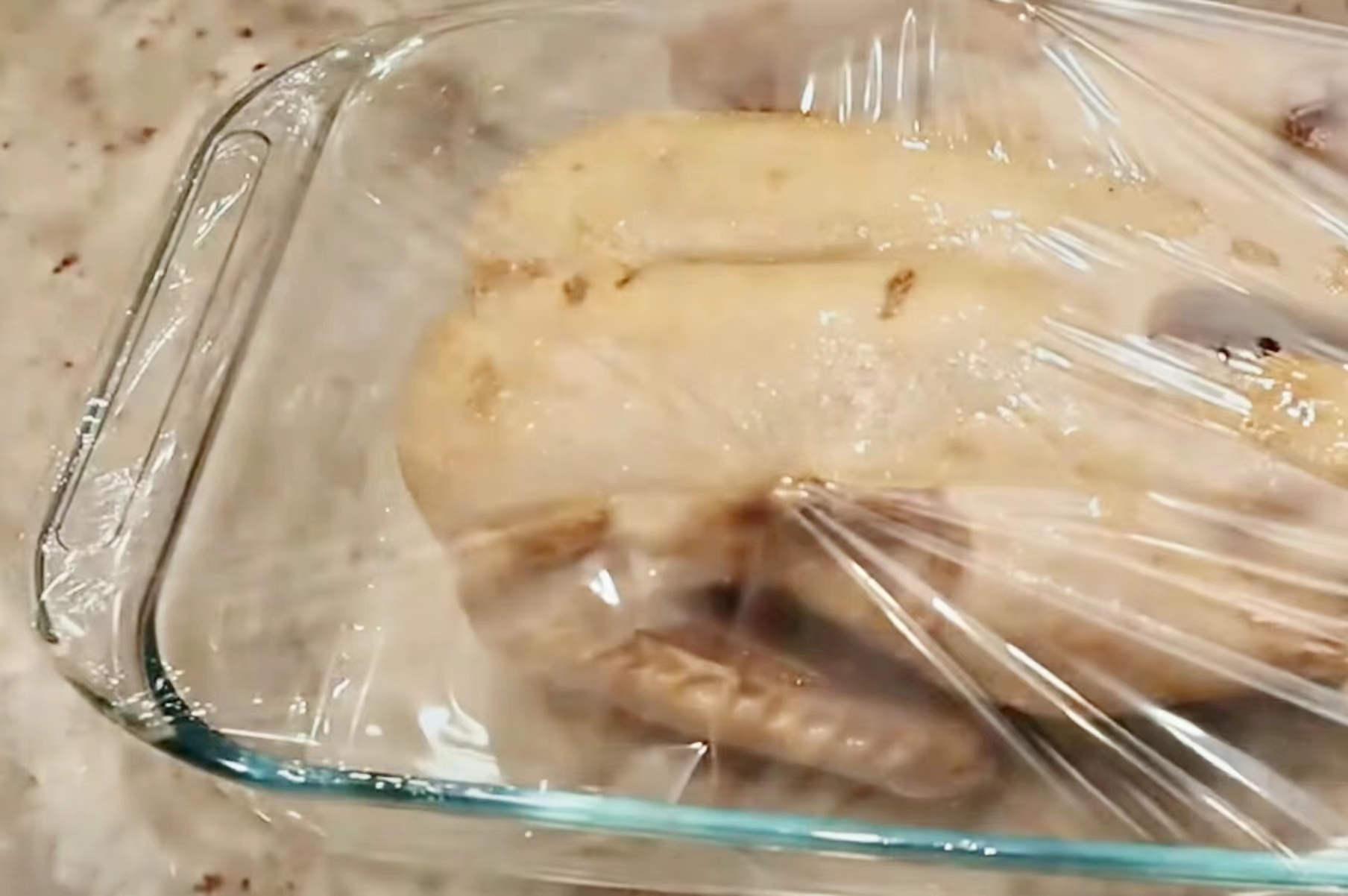 Image of Colocar o pato cozido num recipiente, cobrir com película aderente...