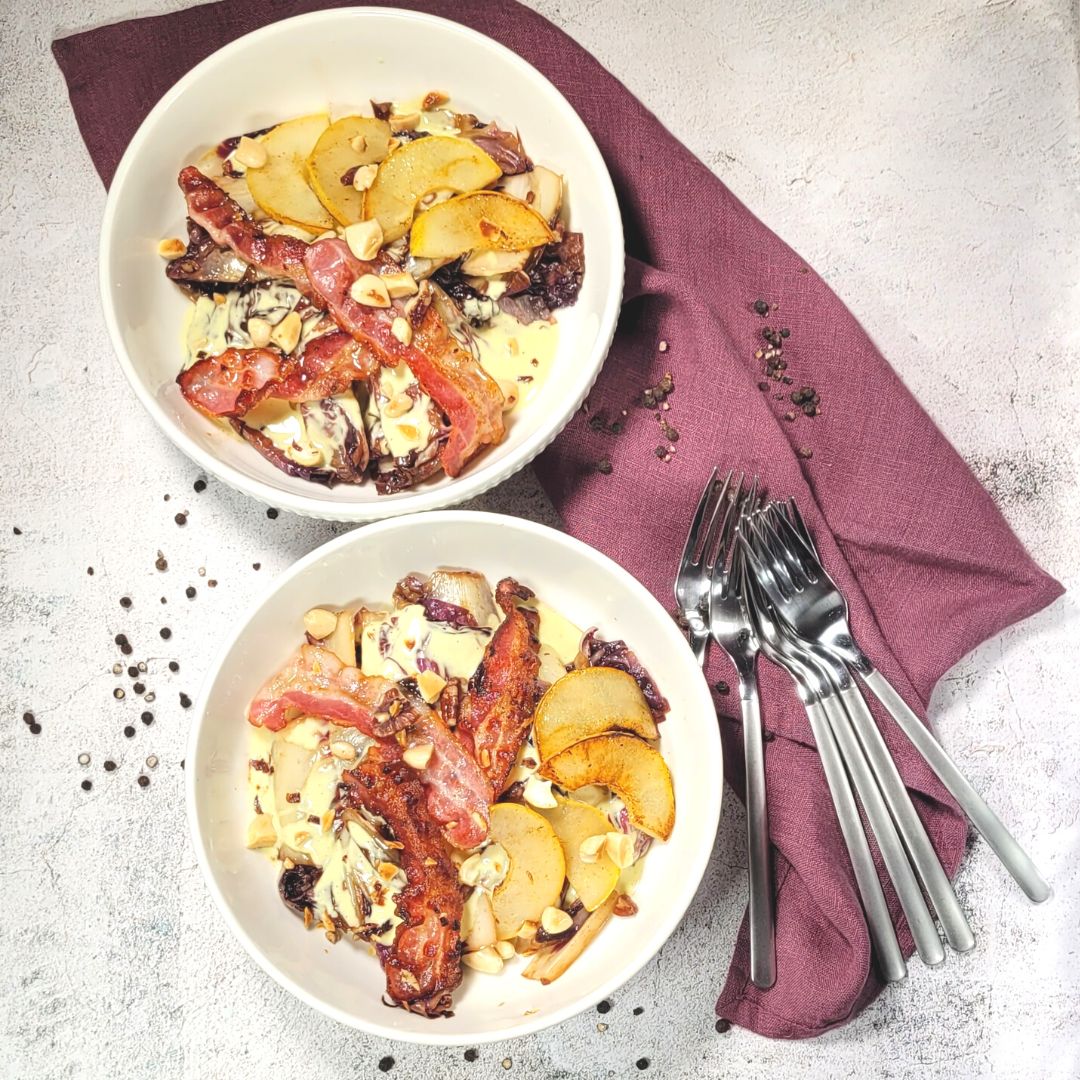 Gebratener Radicchio an Gorgonzolasauce mit Birne & Bacon