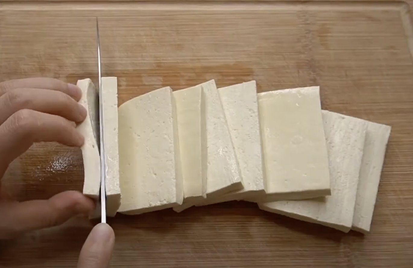 Image of Cortar o tofu em fatias.