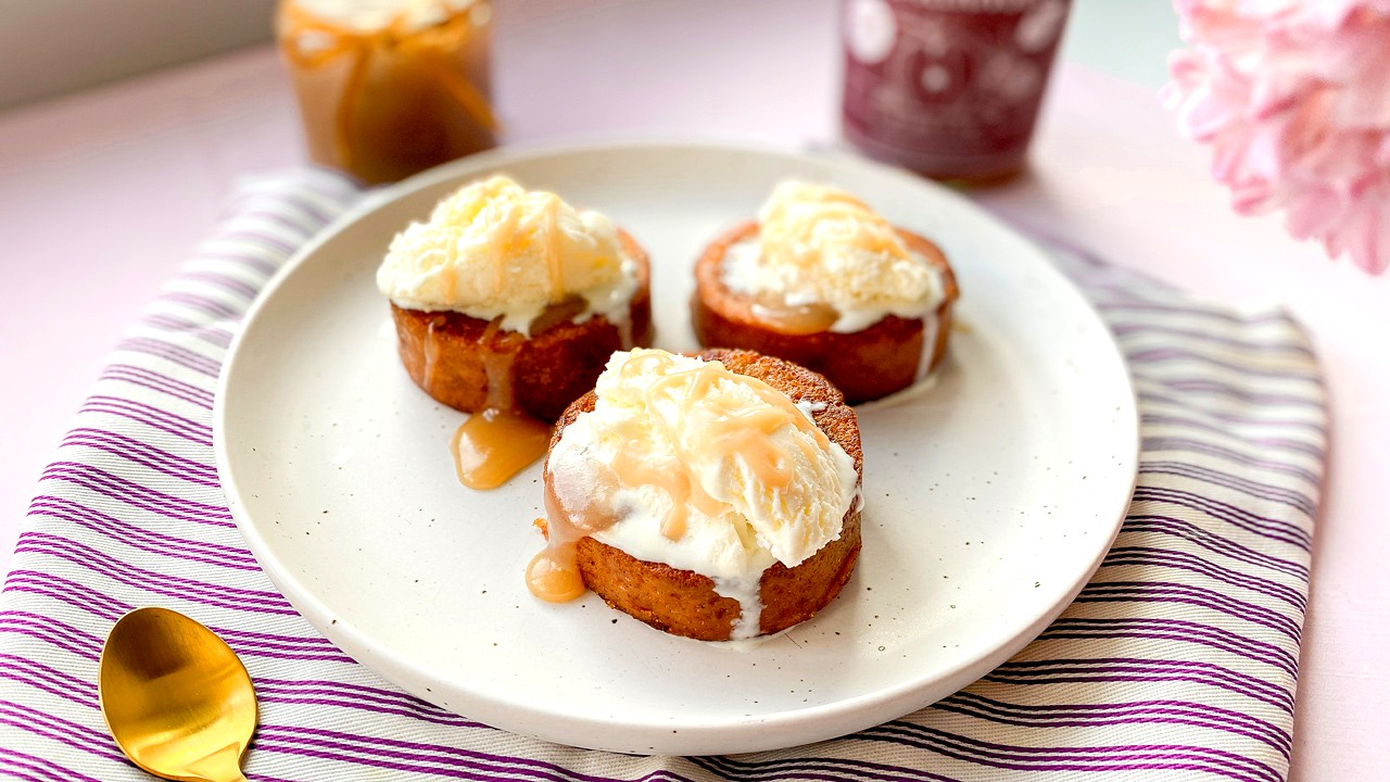 Image of Vegane Karamellsoße mit Apfel-Knödel und Vanilleeis