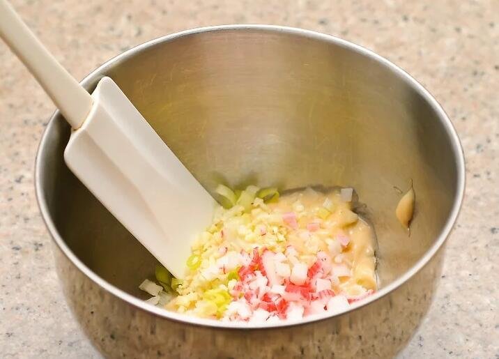 Image of Misture o queijo batido com caranguejo, cebola e alho, coloque-o...